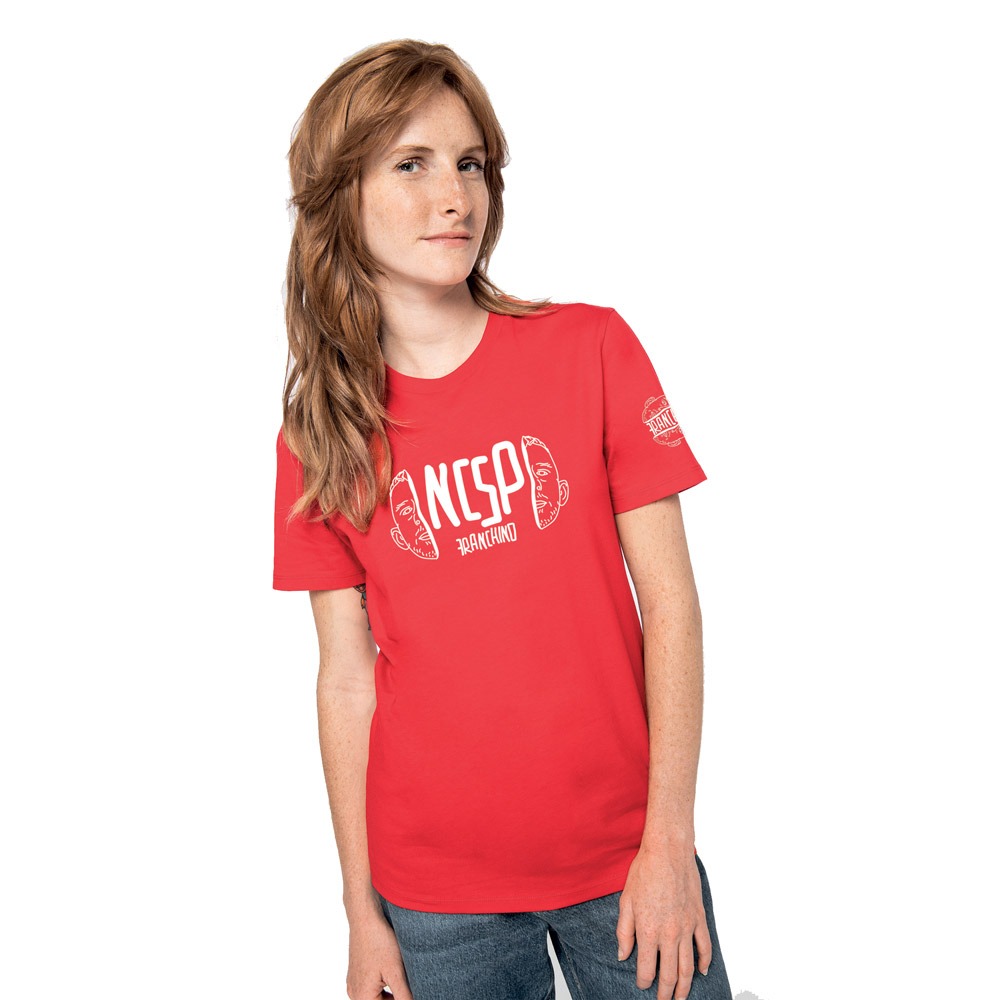 T-shirt-NCSP-Franchino-er-criminale-cotone-biologico-rosso-mockup-donna-boostit-1